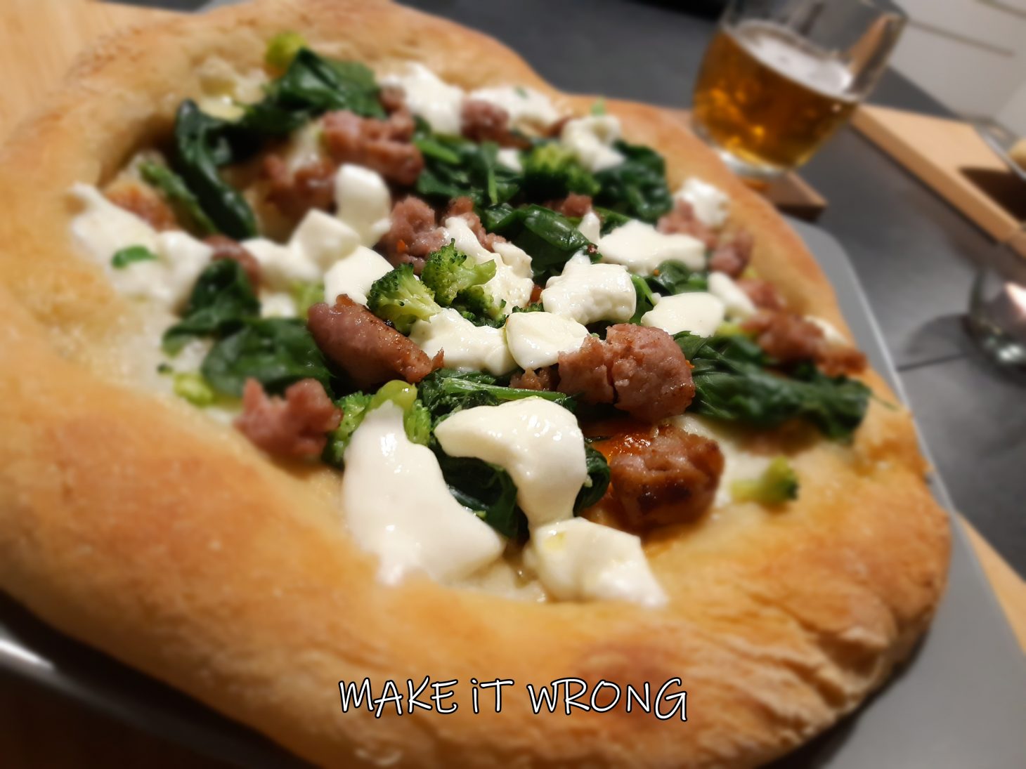 pizza con broccoli e salsiccia