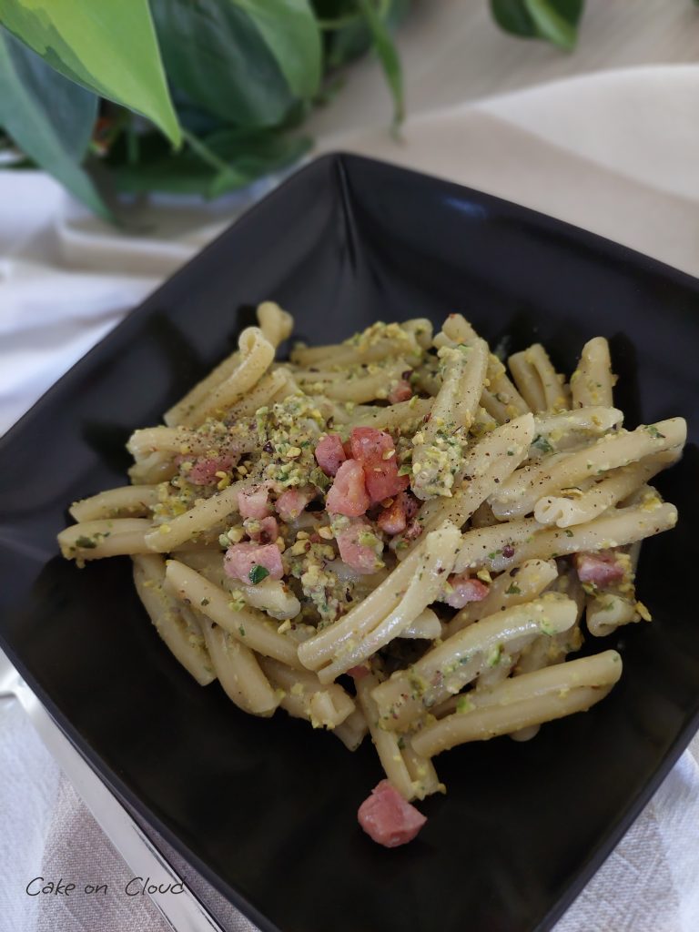 Pasta con pesto di pistacchio e pancetta • Scopri la ricetta Cake On Cloud